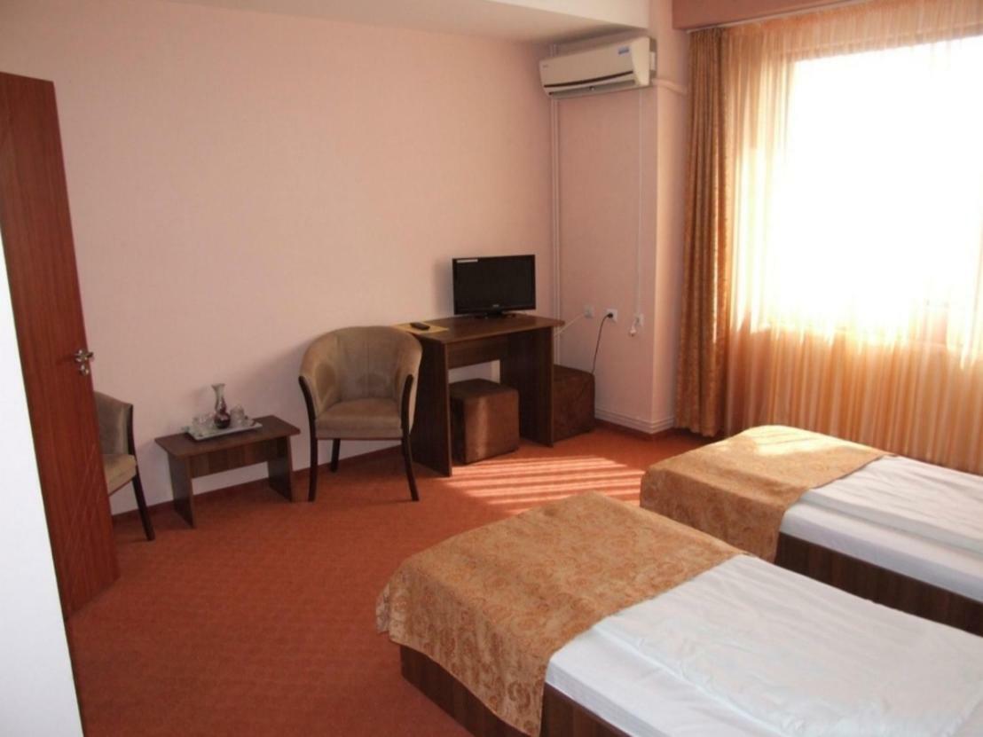 Plaisir Hotel โปลเยชต์ ภายนอก รูปภาพ